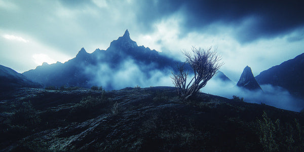 Showcases A Breathtaking Mountain Range Shrouded In Clouds And Set Against A Dark Blue Sky — Stock Photo