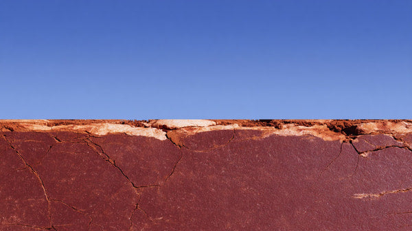 Rusty Red Wall With Blue Sky Background — Stock Photo