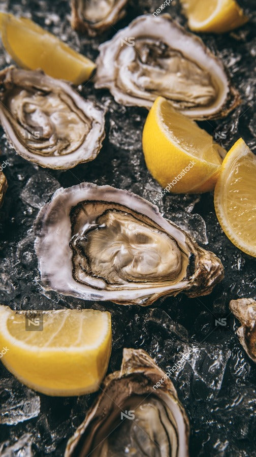 Displays A Collection Of Fresh Oysters On Ice With Lemon Wedges Scattered Around Them — Stock Photo