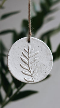 A Decorative Tree Leaf Ornament Which To Be A Handmade Item Made Of Stoneware With A Natural Wood Finish — Stock Photo