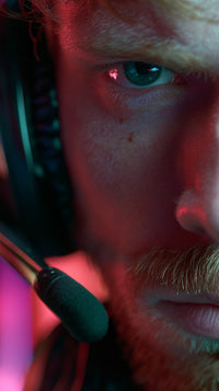Captures A Gamer In Deep Concentration His Gaze Directed Off To The Side Reflecting The Immersive Nature Of Gaming — Stock Photo