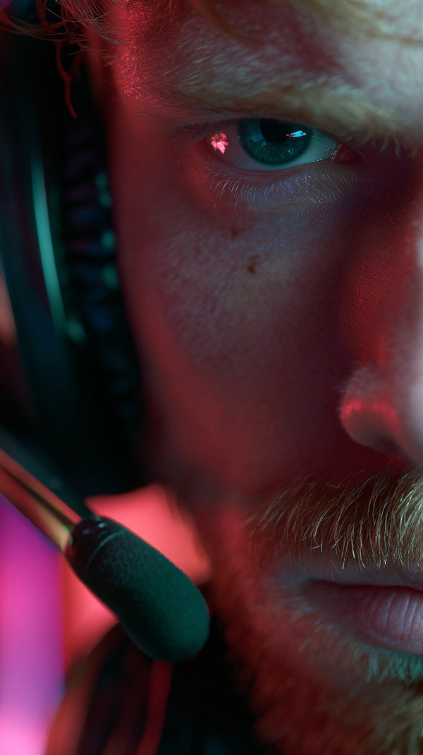 Captures A Gamer In Deep Concentration His Gaze Directed Off To The Side Reflecting The Immersive Nature Of Gaming — Stock Photo
