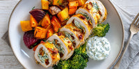 A Plate Of Chicken And Vegetables Including Carrots And Broccoli Served With A Side Of Sauce — Stock Photo
