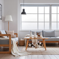 Living Room Interior Design With A Cozy And Inviting Atmosphere A Comfortable Couch Wooden Coffee Table Large Windows Allowing Natural Light — Stock Photo