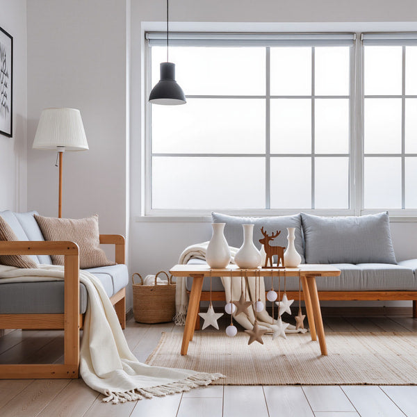 Living Room Interior Design With A Cozy And Inviting Atmosphere A Comfortable Couch Wooden Coffee Table Large Windows Allowing Natural Light — Stock Photo