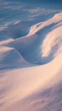 Snow Covered Mountain Landscape With A Clear View Of Snow Capped Peaks And A Valley Filled With Snow — Stock Photo