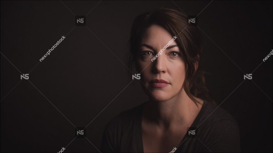 A Woman In A Portrait Captured From A Side Angle Against A Black Background — Stock Photo
