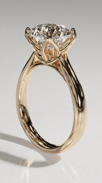 A Gold Engagement Ring With A Diamond Centerpiece — Stock Photo