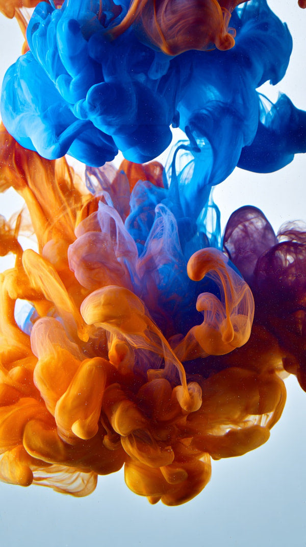 Colorful Ink Splashing In A White Background With Multiple Droplets Of Blue And Red Ink Captured From A Top Down Perspective — Stock Photo