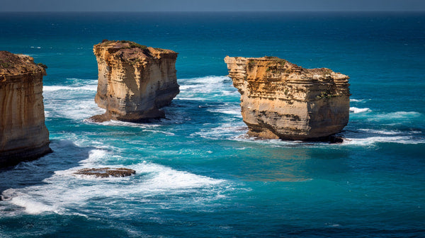 Showcases A Rocky Coastline With An Ocean View Two Prominent Cliffs And The Vast Expanse Of The Sea In The Background — Stock Photo