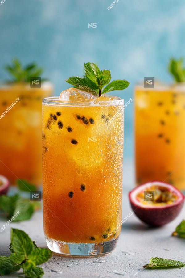 Three Glasses Of Iced Tea With Mint Leaves And Sliced Fruit Garnish On A Table — Stock Photo