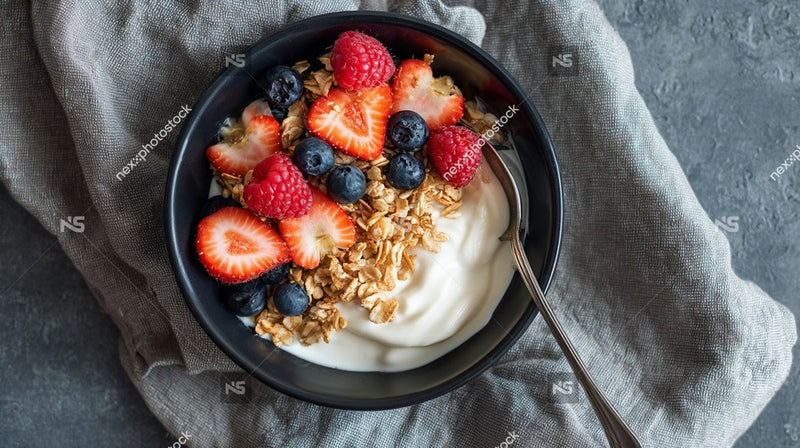 A Bowl Of Breakfast Cereal Topped With Berries And Granola Placed On A Table — Stock Photo