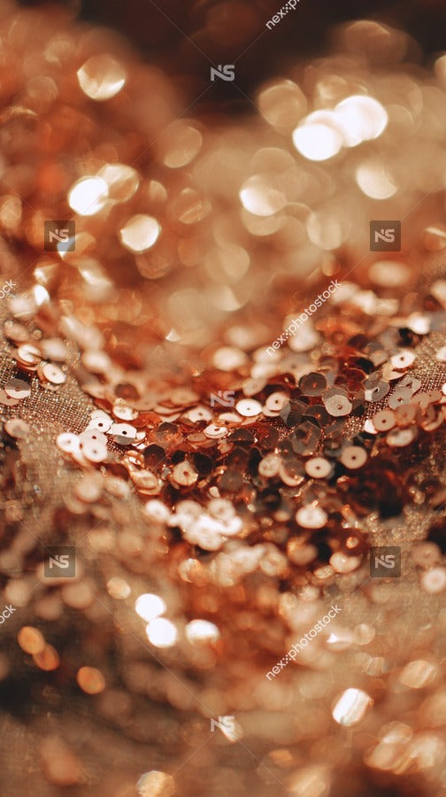 Sparkling Confetti Background With Bokeh Effect A Close Up Of Glittering Confetti In Shades Of Gold And Copper Set Against A Dark Backdrop — Stock Photo