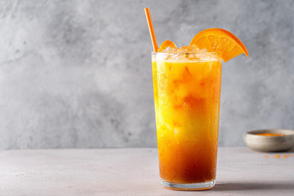 Showcases A Refreshing Beverage Served In A Tall Glass Filled With Ice And Garnished With An Orange Slice — Stock Photo