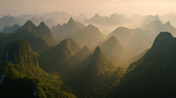 Showcases A Breathtaking View Of The Guilin Mountains In China Known For Their Unique Landscape And Limestone Formations — Stock Photo
