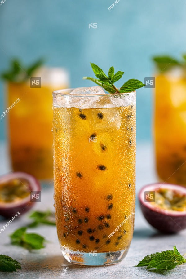 A Refreshing Glass Of Minty Lemonade Garnished With Blueberries Served On A Dining Table — Stock Photo