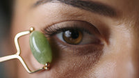 Displays A Close Up View Of A Person S Face With A Focus On Their Eye And Eyelashes — Stock Photo