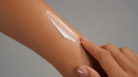 Shows A Close Up View Of A Person S Hand Applying A Cream Lotion To Their Arm — Stock Photo