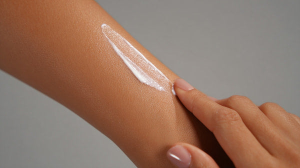 Shows A Close Up View Of A Person S Hand Applying A Cream Lotion To Their Arm — Stock Photo