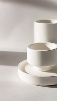 Displays A Stack Of White Rings Which Are Cylindrical In Shape And Appear To Be Made Of Ceramic Porcelain Material — Stock Photo