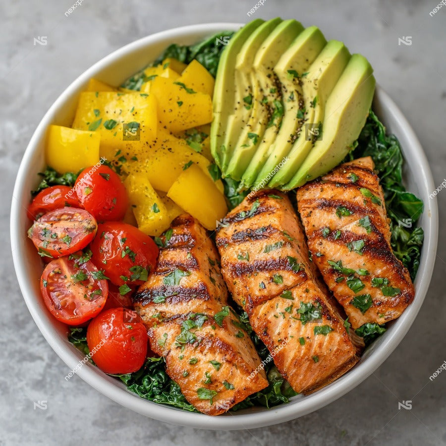 A Bowl Of Meal Prep Containing Salmon Avocado Cherry Tomatoes And A Leafy Green Salad — Stock Photo