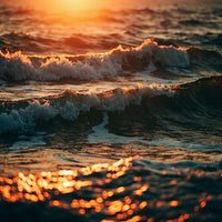 Depicts A Serene Sunset Scene Over The Ocean With Waves Crashing Onto The Shore — Stock Photo