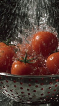 Shows A Silver Colander Filled With Red Tomatoes Being Rinsed Under A Stream Of Water — Stock Photo