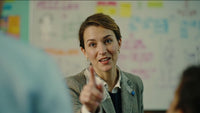 A Woman Dressed In A Business Suit And Tie Stands Confidently In Front Of A Group Of People — Stock Photo
