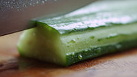 Shows A Close Up View Of A Cutting Board With Slices Of Cucumber On It — Stock Photo