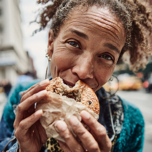 Woman Enjoying A Sandwich In An Urban Setting — Stock Photo