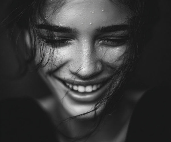 Close Up Portrait Of A Woman With A Radiant Smile Captured From A Side Angle Against A Blurred Background — Stock Photo