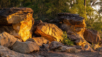 Showcases A Collection Of Large Jagged Rocks Bathed In Sunlight With A Clear Sky As The Backdrop — Stock Photo