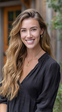 A Woman Posing For A Portrait Wearing A Black Top And Standing Outdoors With A Natural Backdrop — Stock Photo