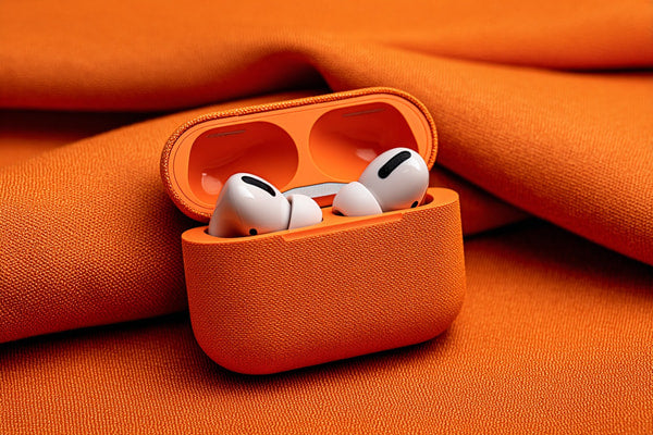 Shows A Pair Of White Earbuds With Black Accents Inside An Orange Fabric Case — Stock Photo