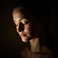 A Woman In A Serene Moment Captured From A Close Up Angle Against A Dark Background — Stock Photo
