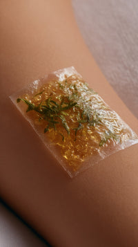 Shows A Close Up View Of A Person S Arm With A Transparent Bandage On It — Stock Photo