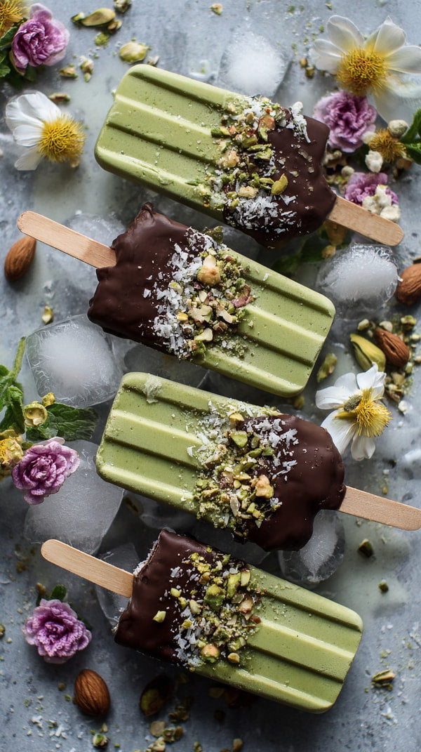 Matcha Ice Pops With Almonds And Coconut — Stock Photo