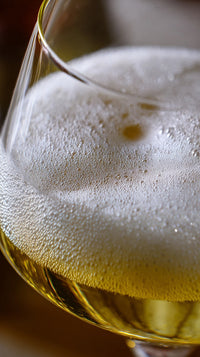 A Glass Of Beer With Bubbles And Foam On Top Placed On A Table — Stock Photo