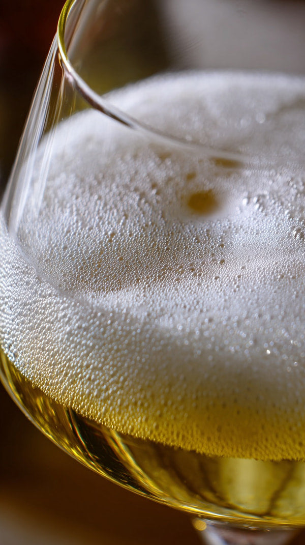 A Glass Of Beer With Bubbles And Foam On Top Placed On A Table — Stock Photo