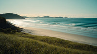 A Serene Beach Scene With A Clear View Of The Ocean And Shoreline Captured During Sunset — Stock Photo