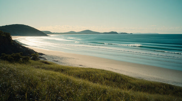 A Serene Beach Scene With A Clear View Of The Ocean And Shoreline Captured During Sunset — Stock Photo