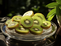 A Plate Of Sliced Kiwi Fruit Is Presented In A Clear Glass Dish Showcasing Its Vibrant Green Color And Juicy Texture — Stock Photo
