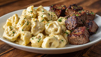 A Plate Of Macaroni And Cheese Accompanied By A Side Of Meat On A Wooden Table — Stock Photo