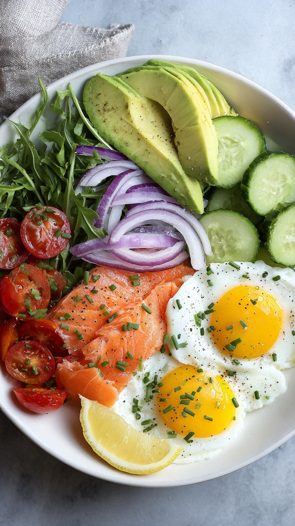 A Plate Of Healthy Breakfast Foods Including Eggs Avocado Tomatoes And A Salad With Greens — Stock Photo