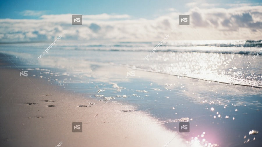 A Tranquil Beach Scene During Sunset With The Ocean S Edge Meeting The Horizon Under A Clear Sky — Stock Photo