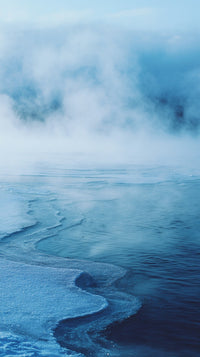 A Frozen Lake In Winter — Stock Photo