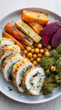A Plate Of Chicken And Vegetables Including Carrots Broccoli And Chickpeas Served With A Blue Cheese Sauce — Stock Photo