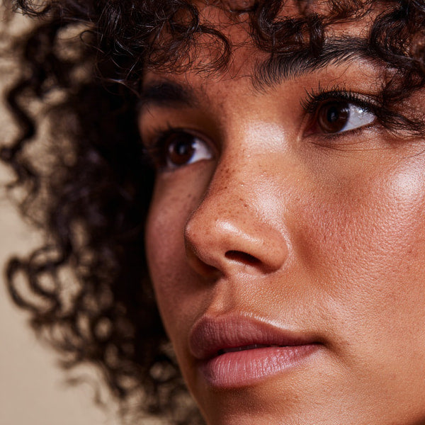 Curly Haired Woman — Stock Photo