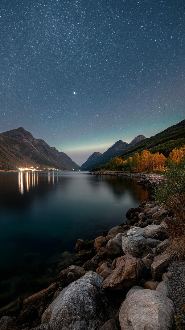 A Nighttime View Of A Mountain Lake With The Milky Way Galaxy Visible In The Sky Above — Stock Photo