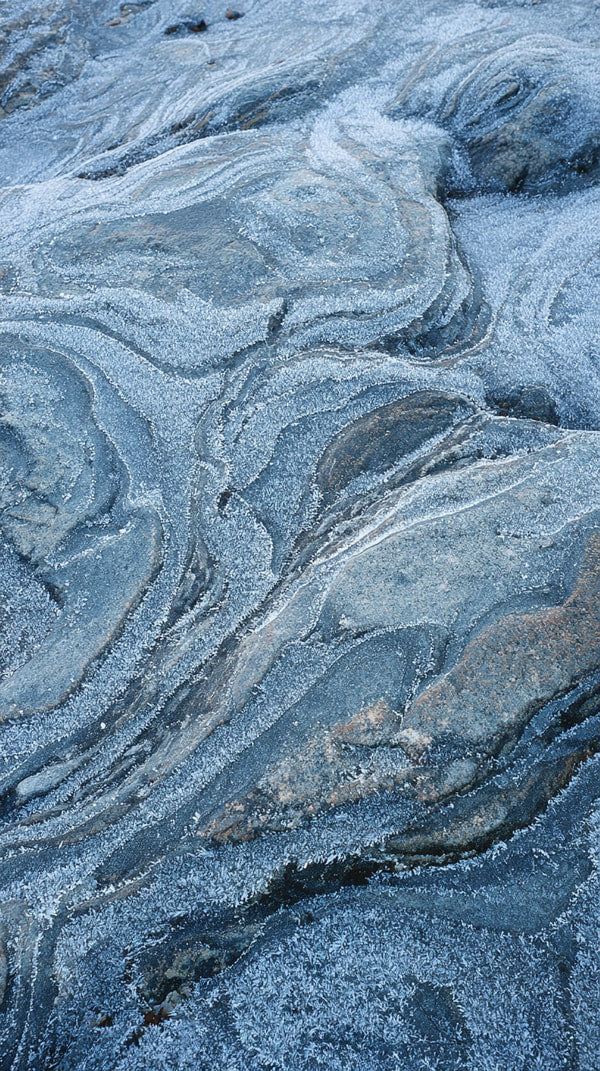 Displays A Close Up View Of A Rocky Surface With Rough Wavy Patterns Resembling Water Ice — Stock Photo